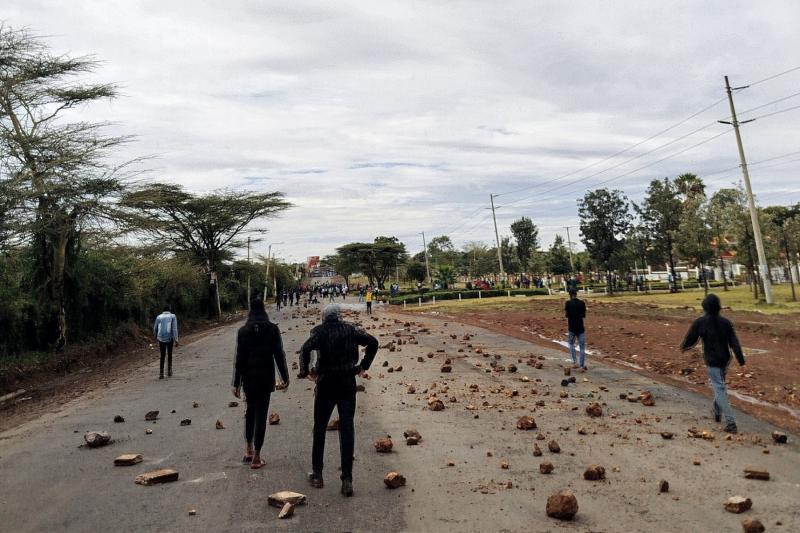 Multimedia Univeristy Students barricade Magadi Road.